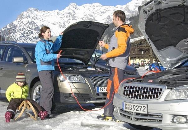 Vor allem im Winter gibt die Batterie häufig ihren Geist auf. Mit einem freundlichen Helfer, zwei Starthilfekabeln und dem nötigen Know-how kann die Fahrt aber weitergehen. Foto: Allianz/GP